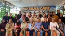 Keluarga Kecamatan Selat saat foto bersama diacara FamilyGathering di D'Silva Cafe Anjir KM 8
