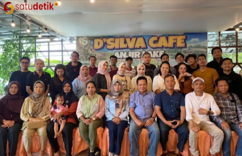 Keluarga Kecamatan Selat saat foto bersama diacara FamilyGathering di D'Silva Cafe Anjir KM 8