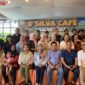 Keluarga Kecamatan Selat saat foto bersama diacara FamilyGathering di D'Silva Cafe Anjir KM 8