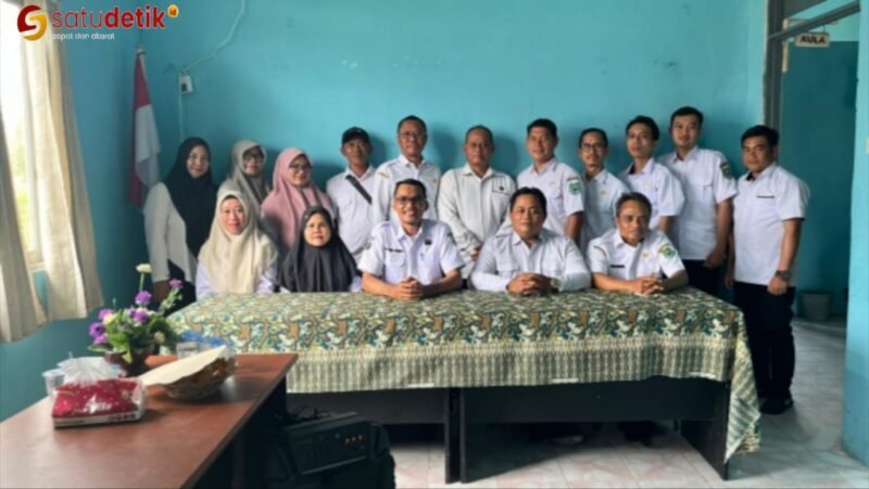 Foto Plt Camat Bataguh bersama seluruh staf Kecamatan