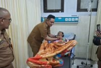 Wakil Bupati Lumajang saat menjenguk salah satu korban pasir Krai ambruk