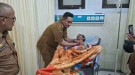 Wakil Bupati Lumajang saat menjenguk salah satu korban pasir Krai ambruk