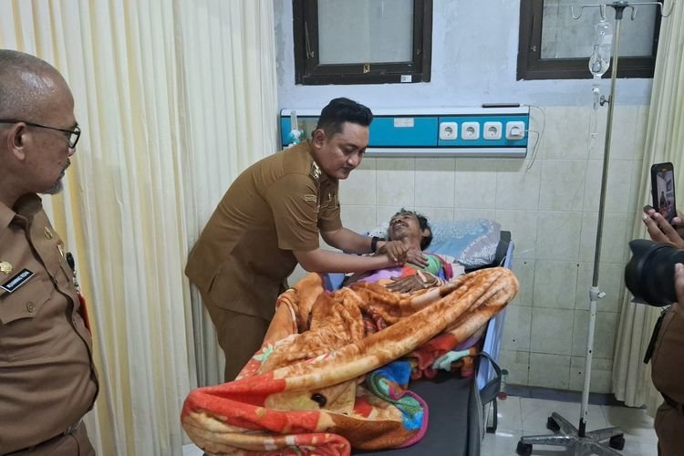 Wakil Bupati Lumajang saat menjenguk salah satu korban pasir Krai ambruk