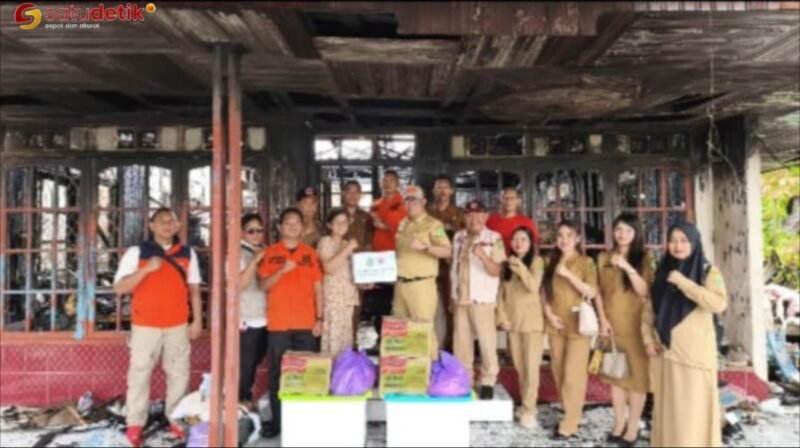 Kaalaksa BPBD Kapuas saat menyerahkan bantuan terhadap perwakilan korban kebakaran