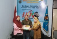 Ketua PWI Lumajang didampingi Kasi Pemerintahan Kelurahan Kepuharjo saat memberikan bantuan sembako secara simbolis kepada warga 