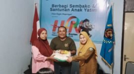 Ketua PWI Lumajang didampingi Kasi Pemerintahan Kelurahan Kepuharjo saat memberikan bantuan sembako secara simbolis kepada warga 