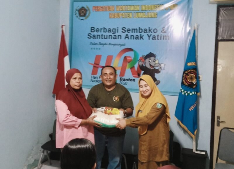 Ketua PWI Lumajang didampingi Kasi Pemerintahan Kelurahan Kepuharjo saat memberikan bantuan sembako secara simbolis kepada warga 