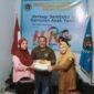 Ketua PWI Lumajang didampingi Kasi Pemerintahan Kelurahan Kepuharjo saat memberikan bantuan sembako secara simbolis kepada warga 