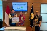 Foto Bupati Kapuas saat menyerahkan donasi untuk masyarakat Aceh dan Sumatera kepada Direktur Eksekutif Apkasi