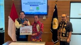 Foto Bupati Kapuas saat menyerahkan donasi untuk masyarakat Aceh dan Sumatera kepada Direktur Eksekutif Apkasi