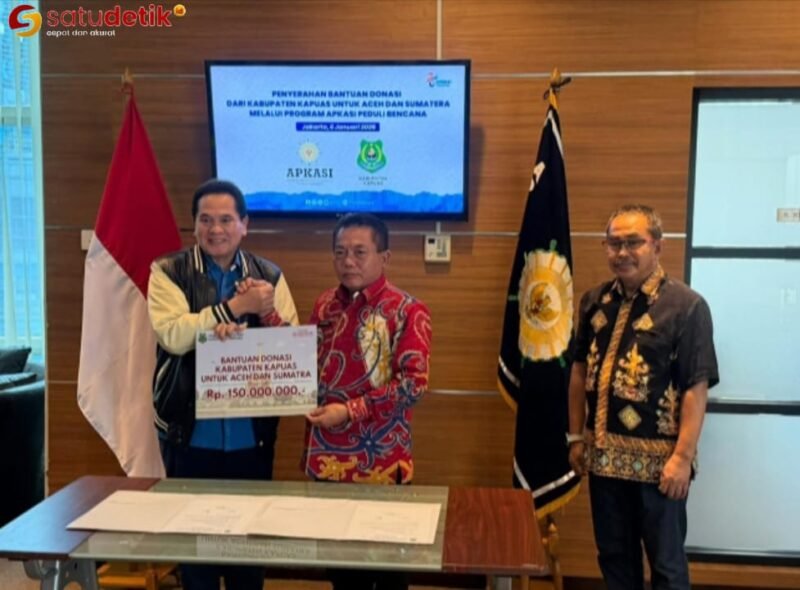 Foto Bupati Kapuas saat menyerahkan donasi untuk masyarakat Aceh dan Sumatera kepada Direktur Eksekutif Apkasi