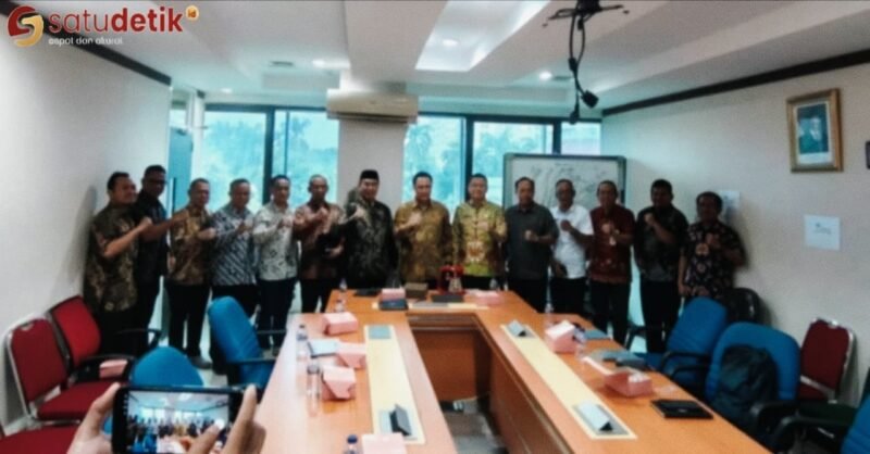 Foto Sekda Kapuas Dr. Usis I Sangkai bersama jajaran OPD