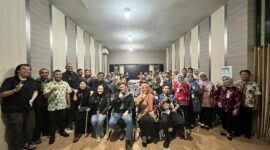 Aasisten Ekbang Setda Pemkab Lumajang saat foto bersama Yayasan IIF
