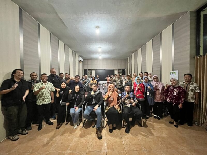 Aasisten Ekbang Setda Pemkab Lumajang saat foto bersama Yayasan IIF
