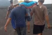 Gangsar saat ditandu menuju mobil Ambulan