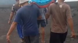 Gangsar saat ditandu menuju mobil Ambulan