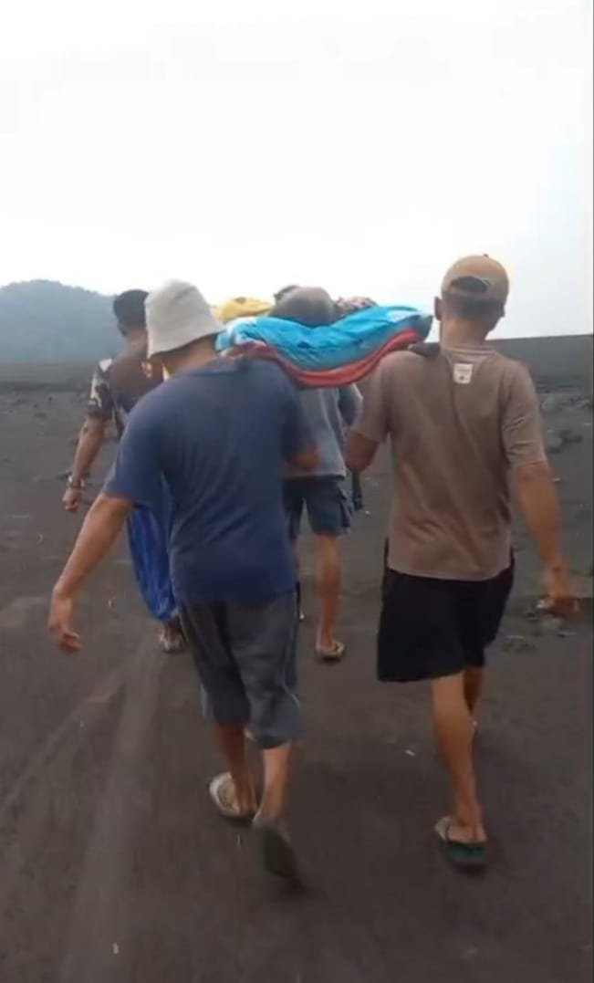 Gangsar saat ditandu menuju mobil Ambulan