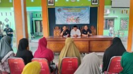 Ketua PWI Lumajang saat memberikan sambutan di acara berbagi di Kantor Desa Babakan Kecamatan Padang