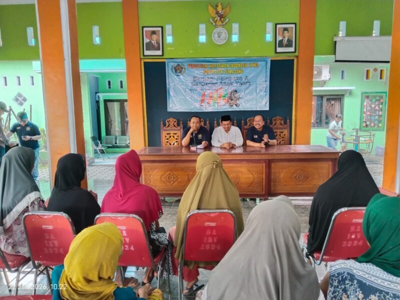 Ketua PWI Lumajang saat memberikan sambutan di acara berbagi di Kantor Desa Babakan Kecamatan Padang