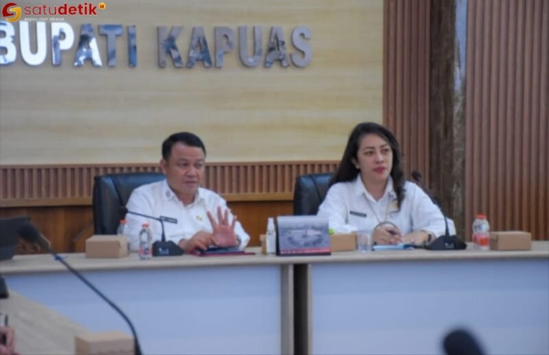 Foto Sekda Kabupaten Kapuas Dr. Usis I sangkai saat memimpin Rapat Seleksi Dewan Pengawas Perumdam Tirta Pambelom