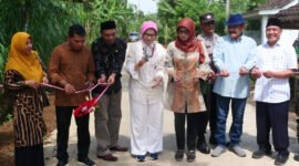 Bupati Lumajang saat meresmikan jalan rabat beton Bulukubung