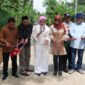 Bupati Lumajang saat meresmikan jalan rabat beton Bulukubung