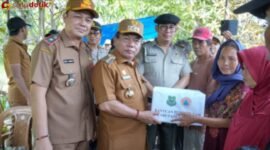 Foto Bupati Kapuas saat memberikan bantuan kepada korban kebakaran secara simbolis