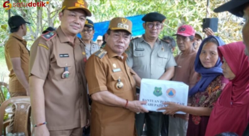 Foto Bupati Kapuas saat memberikan bantuan kepada korban kebakaran secara simbolis