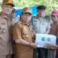 Foto Bupati Kapuas saat memberikan bantuan kepada korban kebakaran secara simbolis