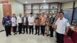 Foto Bupati Kapuas bersama Wakil Menteri Kemendes PDTT dan staf