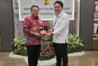 Bupati Kapuas saat menerima cinderamata dari pejabat Kementrian Pekerjaaan Umum Ditjen Bina Marga