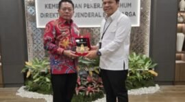 Bupati Kapuas saat menerima cinderamata dari pejabat Kementrian Pekerjaaan Umum Ditjen Bina Marga