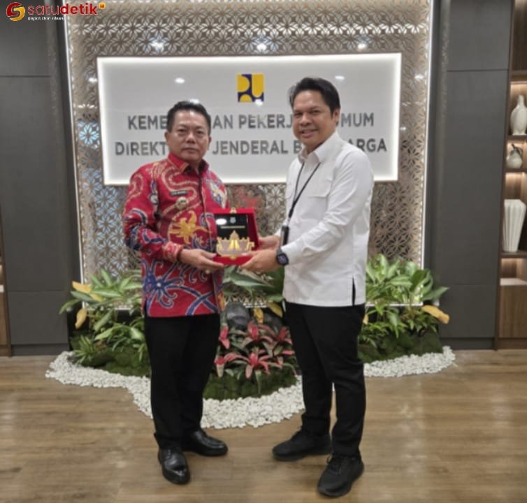 Bupati Kapuas saat menerima cinderamata dari pejabat Kementrian Pekerjaaan Umum Ditjen Bina Marga