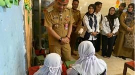 Asisten I Setda Kuala Kapuas Romulus saat meninjau penyaluran MBG di MIS Al Azhar Handil Kaderi Desa Anjir Serapat Timur