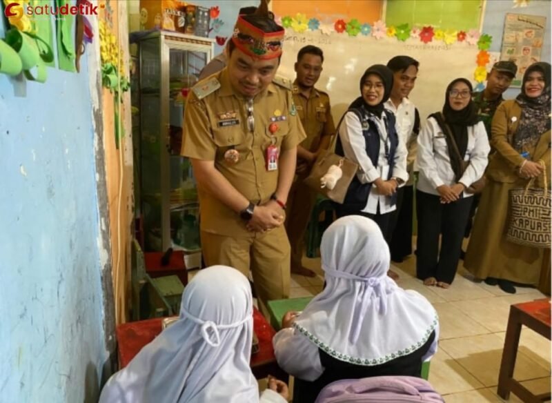 Asisten I Setda Kuala Kapuas Romulus saat meninjau penyaluran MBG di MIS Al Azhar Handil Kaderi Desa Anjir Serapat Timur