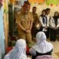 Asisten I Setda Kuala Kapuas Romulus saat meninjau penyaluran MBG di MIS Al Azhar Handil Kaderi Desa Anjir Serapat Timur