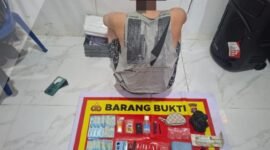 Pelaku saat diamankan Tim Opsnal Sat Resnarkoba berikut barang bukti narkoba 