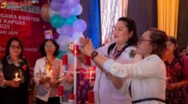 Foto Asisten Perekonomian dan Pembangunan Setda Kabupaten Kapuas Kusmiatie saat perayaan Natal di Gereja GBI Seth Adji Kuala Kapuas bersama jemaat gereja