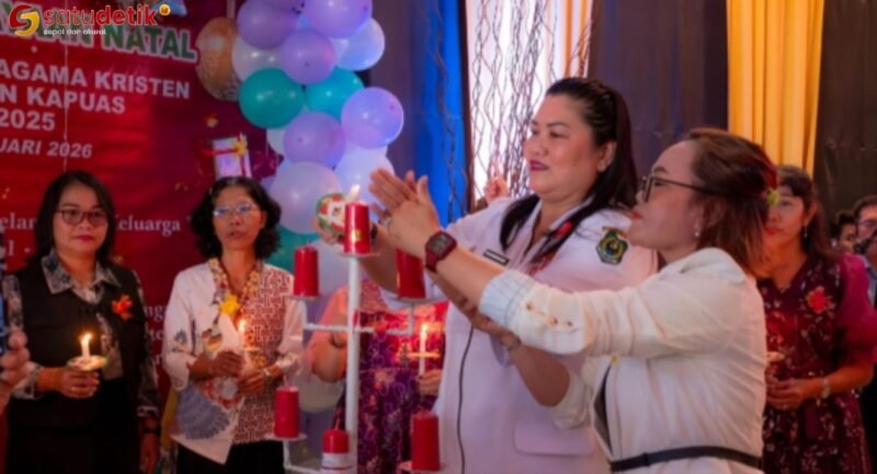 Foto Asisten Perekonomian dan Pembangunan Setda Kabupaten Kapuas Kusmiatie saat perayaan Natal di Gereja GBI Seth Adji Kuala Kapuas bersama jemaat gereja