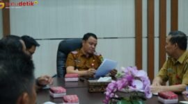 Sekda Kapuas Usis I Sangkai saat memimpin rapat koordinasi persiapan perizinan  pembangunan Dermaga Waterfront City  