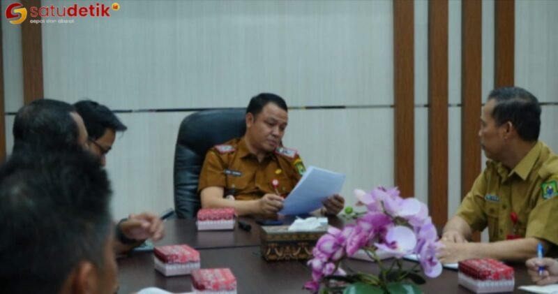 Sekda Kapuas Usis I Sangkai saat memimpin rapat koordinasi persiapan perizinan  pembangunan Dermaga Waterfront City  