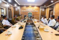 Bupati Lumajang saat audensi dengan para penjaga sekolah