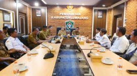 Bupati Lumajang saat audensi dengan para penjaga sekolah