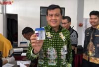 Kalapas Kelas IIA Palangka Raya saat menunjukan salah satu sampel tes urin