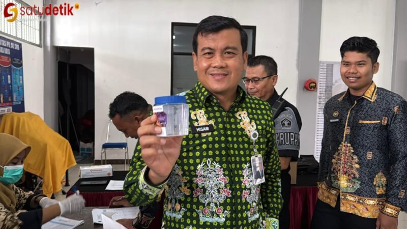 Kalapas Kelas IIA Palangka Raya saat menunjukan salah satu sampel tes urin