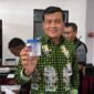 Kalapas Kelas IIA Palangka Raya saat menunjukan salah satu sampel tes urin