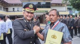 Kapolres Lumajang saat memberikan penghargaan kepada masyarakat
