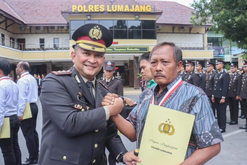 Kapolres Lumajang saat memberikan penghargaan kepada masyarakat