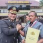 Kapolres Lumajang saat memberikan penghargaan kepada masyarakat
