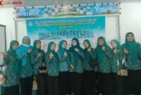 Ketua TP PKK Kecamatan Selat saat foto bersama dengan perwakilan pengurus TP PKK 8 Kelurahan dan 2 Desa